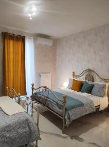um quarto com 2 camas e uma janela em Palazzo in Corte - Nel cuore di Bari em Bari