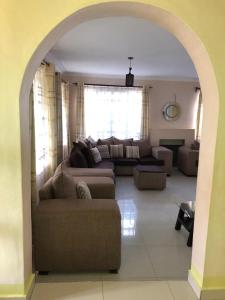 VILLA ESPERANZA KITUI في Kitui: غرفة معيشة مع أريكة وطاولة