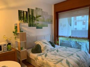 una camera con un letto di fronte a una finestra di Ferienwohnung Casa Bella Verde a Lesa