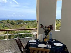 - une table à manger avec vue sur l'océan dans l'établissement Appartement - Vue mer et montagne, à Sainte-Luce