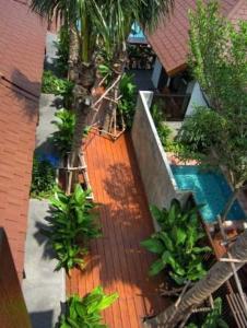 una vista aérea de una pasarela de madera junto a una piscina en Chidlom Resort, en Haad Chao Samran