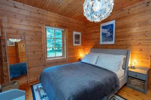 Postel nebo postele na pokoji v ubytování Large Luxury Log Cabin Getaway