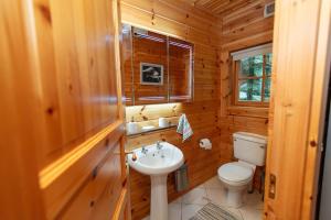 Koupelna v ubytování Large Luxury Log Cabin Getaway