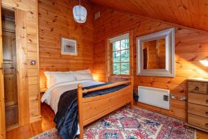 Postel nebo postele na pokoji v ubytování Large Luxury Log Cabin Getaway