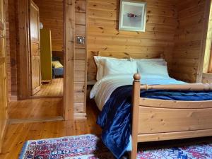 Postel nebo postele na pokoji v ubytování Large Luxury Log Cabin Getaway