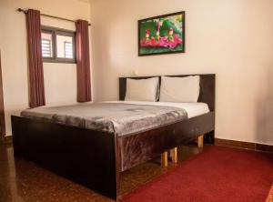 een groot bed in een kamer met bij Beautiful 1-Bed Room in Greater Accra Region 1 in Oshien