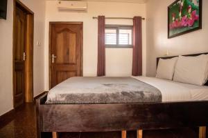 een slaapkamer met een groot bed in een kamer bij Beautiful 1-Bed Room in Greater Accra Region 1 in Oshien