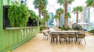 Livin' Holidays - Luxury studio with Bay viewにあるバルコニーまたはテラス