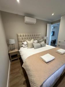 Franschhoek的住宿－Mountain View 1-Bedroom Villa in Franschhoek，卧室配有一张白色大床和两条毛巾