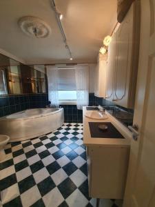 Un baño con bañera, inodoro y lavabo. en Sentral leilighet, nært tog, buss, sykehus og byen, en Bodø