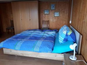 Un pat sau paturi într-o cameră la Chalet Bellevue Berg- und Seesicht