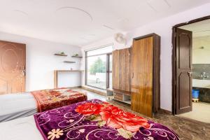 Een bed of bedden in een kamer bij MountArawaliHills
