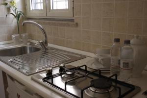 eine Küchentheke mit Herd und Spüle in der Unterkunft St. John Villa in Rom + 76 Fotos