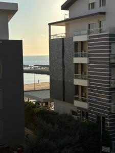 un bâtiment à côté d'une plage avec l'océan dans l'établissement Sea Breeze Apartment by Z, à Durrës