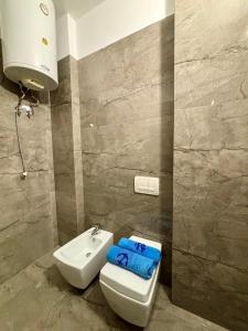 une salle de bain avec des toilettes blanches et un lavabo dans l'établissement Sea Breeze Apartment by Z, à Durrës 12 autres photos