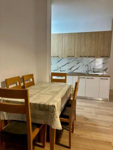 Photo de la galerie de l'établissement Sea Breeze Apartment, à Durrës 12 autres photos