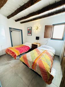 Zwei Betten befinden sich in einem Zimmer in der Unterkunft Calle Villa Baja Castril in Castril + 23 Fotos