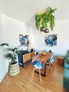 een woonkamer met een tafel en een bank bij Miramar 22 in Almuñécar