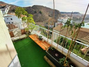 een balkon met groen gras en bergen op de achtergrond bij Miramar 22 in Almuñécar