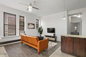 Zona d'estar a 2BR Comfy and Roomy Apt in Chicago - Del Prado 1013