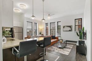cocina y sala de estar con mesa y sillas en 2BR Comfy and Roomy Apt in Chicago - Del Prado 1013 en Chicago
