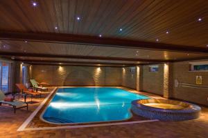 a large swimming pool in a room with at Redhill House BRS Airport in Redhill