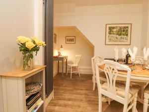 een keuken en eetkamer met een tafel en stoelen bij Riverdale House in Skipton