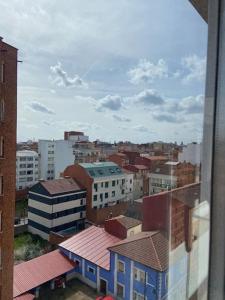 - Vistas al perfil urbano de los edificios en Leonmisol, en León