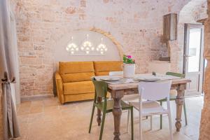 a living room with a table and a couch at B&B TRULLI MIRIVA' in Alberobello