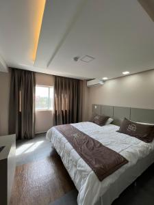 una camera con un grande letto e una finestra di Nayru Hotel a Toledo