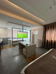 TV a/nebo společenská místnost v ubytování Nayru Hotel