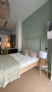 ein Schlafzimmer mit einem großen Bett mit blauer Wand in der Unterkunft Origen Valladolid in Valladolid