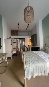 ein großes Schlafzimmer mit einem Bett und einer Küche in der Unterkunft Origen Valladolid in Valladolid