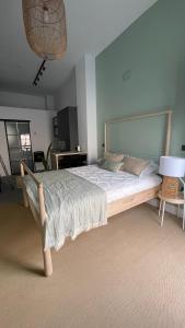 ein Schlafzimmer mit einem großen Bett in einem Zimmer in der Unterkunft Origen Valladolid in Valladolid