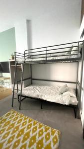 Ein Etagenbett oder Etagenbetten in einem Zimmer der Unterkunft Origen Valladolid