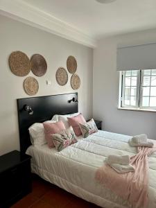 佩尼謝的住宿－阿羅亞蒙托斯吉昂旅館，卧室配有一张带粉红色枕头的大床