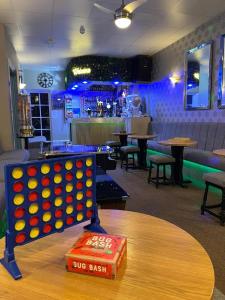 una mesa con un juego en un bar en Clifton Private Hotel, en Blackpool