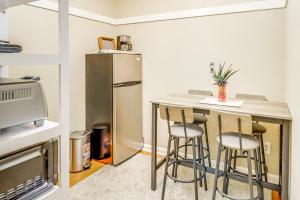 Η κουζίνα ή μικρή κουζίνα στο District Heights Studio about 12 Mi to National Mall!