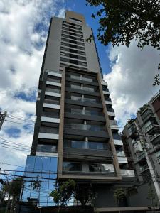 Studio Moderno em Pinheiros - 300m do Metrô e HC في ساو باولو: عمارة سكنية طويلة مع سماء