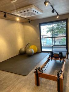 - une salle de sport avec des ballons à l'étage dans l'établissement Studio Moderno em Pinheiros - 300m do Metrô e HC, à São Paulo