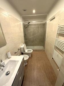 y baño con aseo, lavabo y ducha. en Revel Apartments Central Station Cinque Terre, en La Spezia