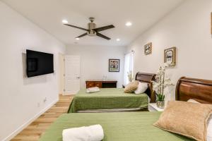 イースト・ロサンゼルスにあるEast Los Angeles Home - 7 Mi to Downtown!のベッド2台と天井ファン付きの寝室