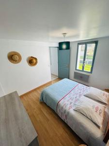 1 dormitorio con cama y ventana en Gîte Entre Terre et Marais, en Noyelles-sur-Mer