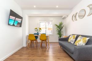 TV a/nebo společenská místnost v ubytování Picasso Suites Cornellá