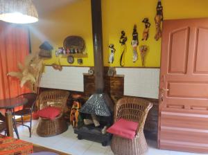 sala de estar con chimenea y sillas de mimbre en El REFUGIO DE KARIM en San Rafael