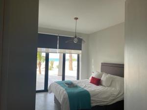um quarto com uma cama e uma grande janela em Luxury Beach Villa, Praia de Chaves, Boa Vista em Boa Ventura