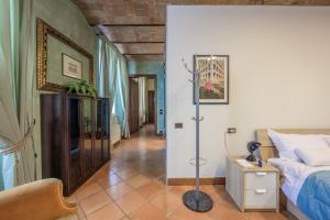 1 dormitorio con cama y suelo en Modena Palace Suite [Duomo - 5 Stelle], en Módena