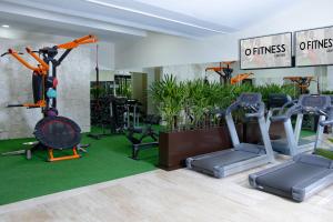 een fitnessruimte met loopbanden en crosstrainers bij Oh! Cancun - The Urban Oasis & beach Club in Cancun