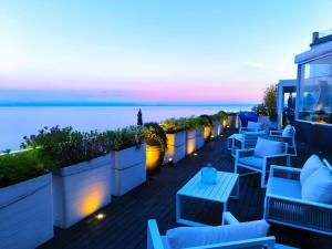 una fila de mesas y sillas en un patio con vistas al océano en Aquaboutique Wellness&Spa, en Vietri