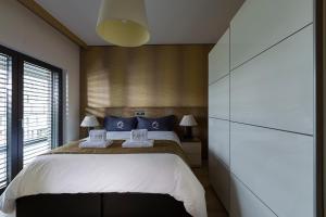 - une chambre avec un grand lit et des oreillers bleus dans l'établissement Villa Doria, à Luxembourg